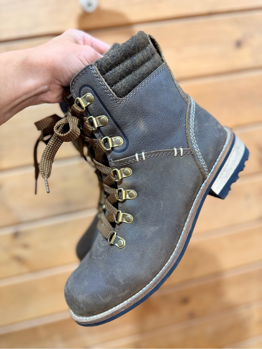 Kodiak Surrey II Women’s 8 Brown Leather Waterproof Insulated Hiker Boots
